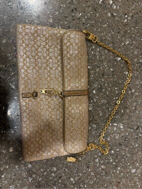 Coach Gold Shimmer
Signature Canvas Leather
Vintage Metallic chain shoulder bag